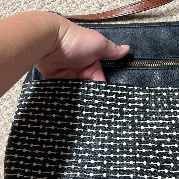Fossil black and white Fiona shoulder bag with multiple pockets - Picture 2 of 15